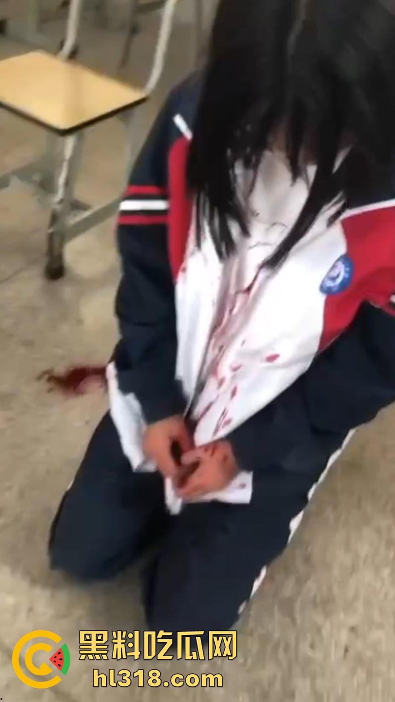 湖北第十一中学霸凌现场,实拍女学生被棍子爆头,果然最毒妇人心,欺负女人最狠的还得是女人-5
