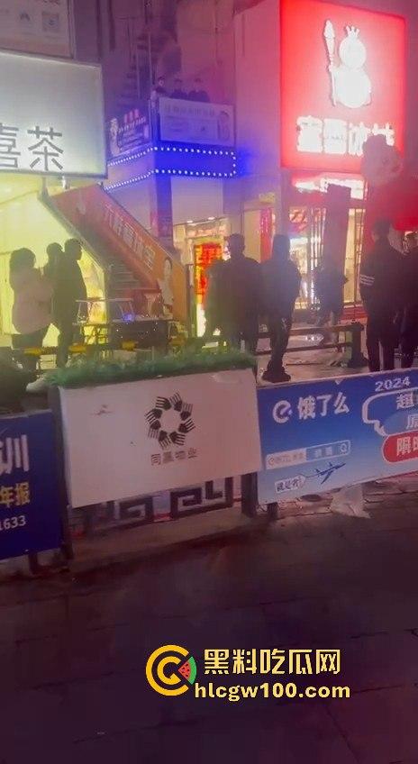 临沂精神小伙街头砍人,是报复社会?还是寻事报仇?再打进去了 飞机都打不了了。-7