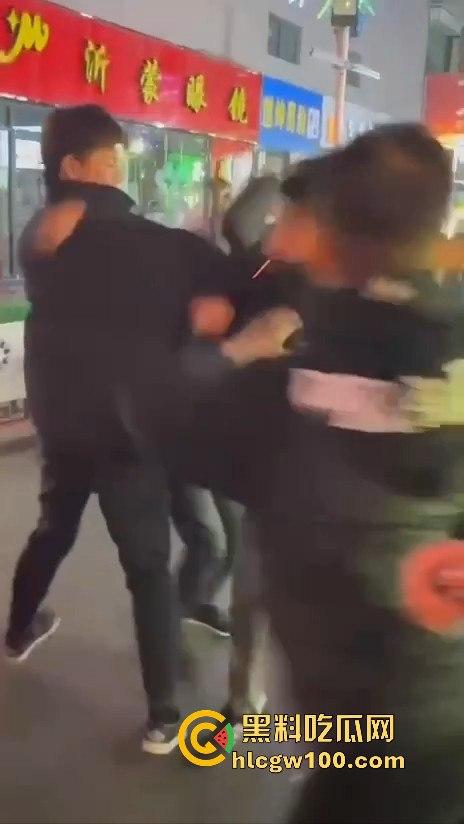 临沂精神小伙街头砍人,是报复社会?还是寻事报仇?再打进去了 飞机都打不了了。-8