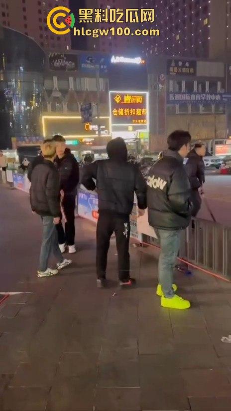 临沂精神小伙街头砍人,是报复社会?还是寻事报仇?再打进去了 飞机都打不了了。-13