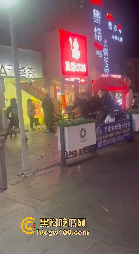 临沂精神小伙街头砍人,是报复社会?还是寻事报仇?再打进去了 飞机都打不了了。-14