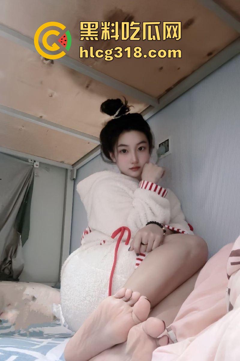 高颜值福利姬【小佳甜心】裸足擦边福利,纤美玉足撩人,散发淫荡气息,每一帧都勾人无比。-3