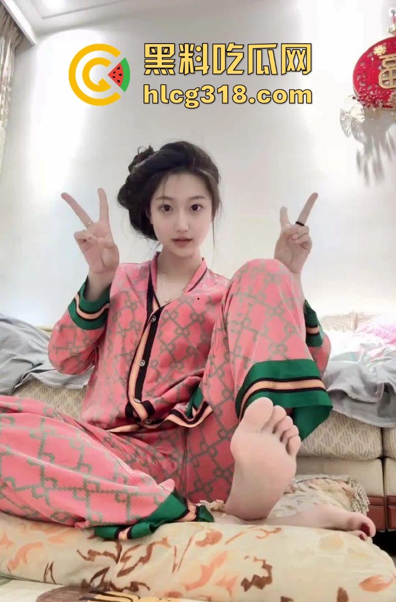 高颜值福利姬【小佳甜心】裸足擦边福利,纤美玉足撩人,散发淫荡气息,每一帧都勾人无比。-5