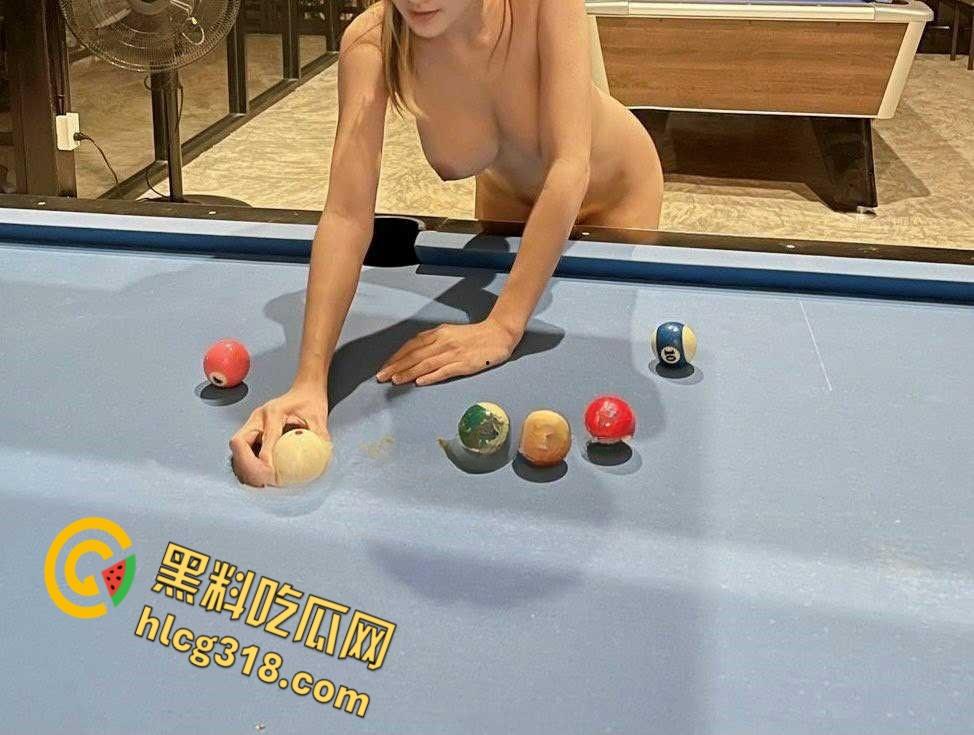 天津36E巨乳嫩模,全裸陪玩度假打台球,巨乳到处晃,被金主爸爸按在台球桌上后入爆操!-5