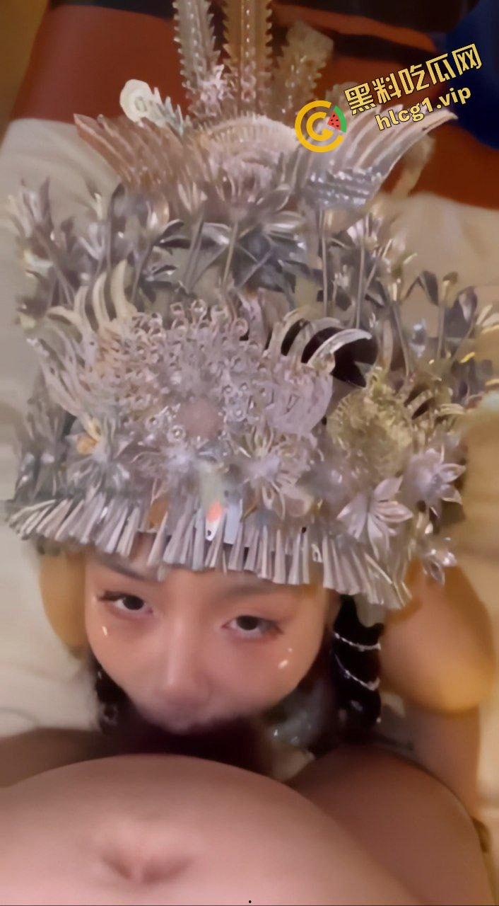 爆火泄密流出!云南苗族清纯美少女 口交深喉口爆 头饰摇曳沙响 极致诱惑!-8