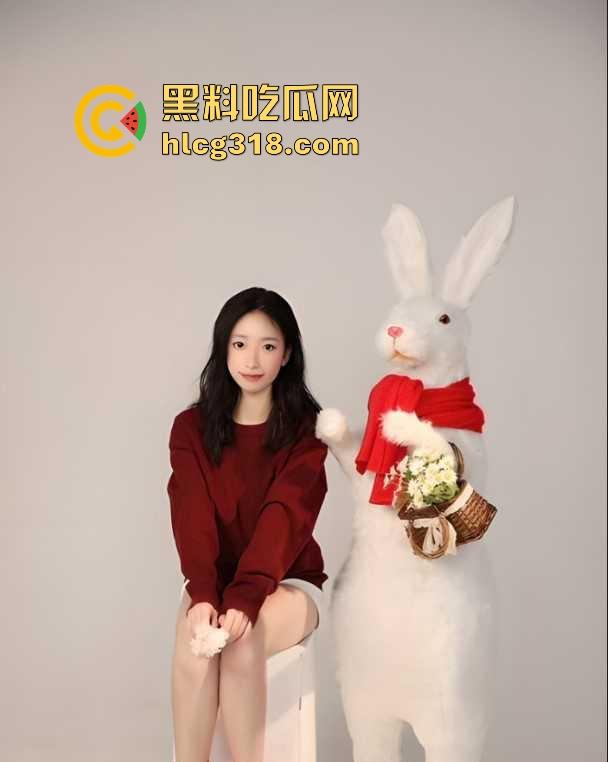 杭州极品大奶骚货【李玉婷】背着舍友拉开衣服自慰骚拍，跟网恋对象性爱视频曝光流出！-1