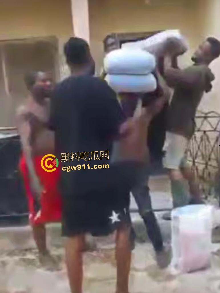 尼日利亚铁血硬汉打赌挑战头顶四袋水泥,不到10秒脊椎崩裂瘫地如烂泥,神经炸裂哑口无言4天后咽气!-2