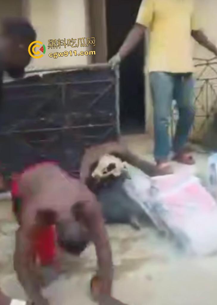 尼日利亚铁血硬汉打赌挑战头顶四袋水泥,不到10秒脊椎崩裂瘫地如烂泥,神经炸裂哑口无言4天后咽气!-3