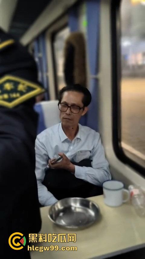 上海到东北的火车上演现实版权力秀,大叔仗着儿子是公安,嚣张跋扈,大姐当场怒怼公安就能无法无天?-1