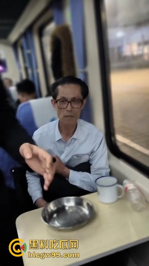 上海到东北的火车上演现实版权力秀,大叔仗着儿子是公安,嚣张跋扈,大姐当场怒怼公安就能无法无天?-2