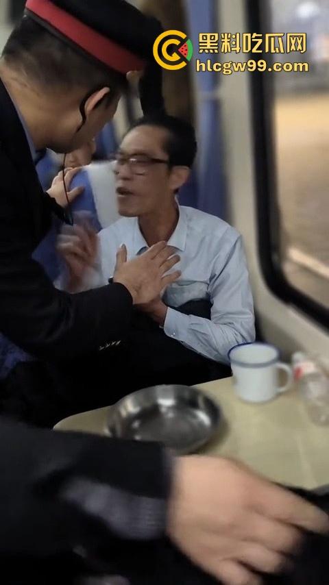 上海到东北的火车上演现实版权力秀,大叔仗着儿子是公安,嚣张跋扈,大姐当场怒怼公安就能无法无天?-3