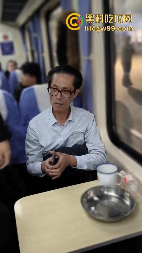 上海到东北的火车上演现实版权力秀,大叔仗着儿子是公安,嚣张跋扈,大姐当场怒怼公安就能无法无天?-4