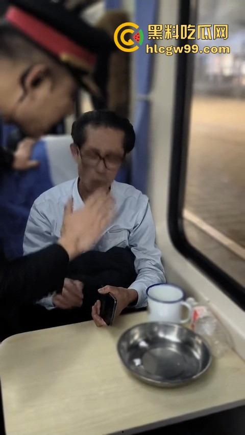 上海到东北的火车上演现实版权力秀,大叔仗着儿子是公安,嚣张跋扈,大姐当场怒怼公安就能无法无天?-5