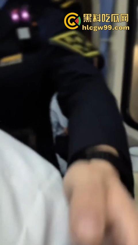 上海到东北的火车上演现实版权力秀,大叔仗着儿子是公安,嚣张跋扈,大姐当场怒怼公安就能无法无天?-6