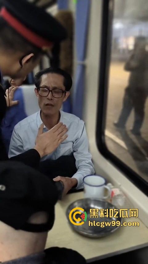 上海到东北的火车上演现实版权力秀,大叔仗着儿子是公安,嚣张跋扈,大姐当场怒怼公安就能无法无天?-8