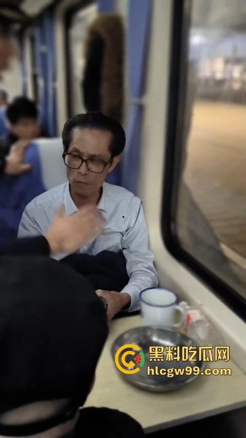 上海到东北的火车上演现实版权力秀,大叔仗着儿子是公安,嚣张跋扈,大姐当场怒怼公安就能无法无天?-9