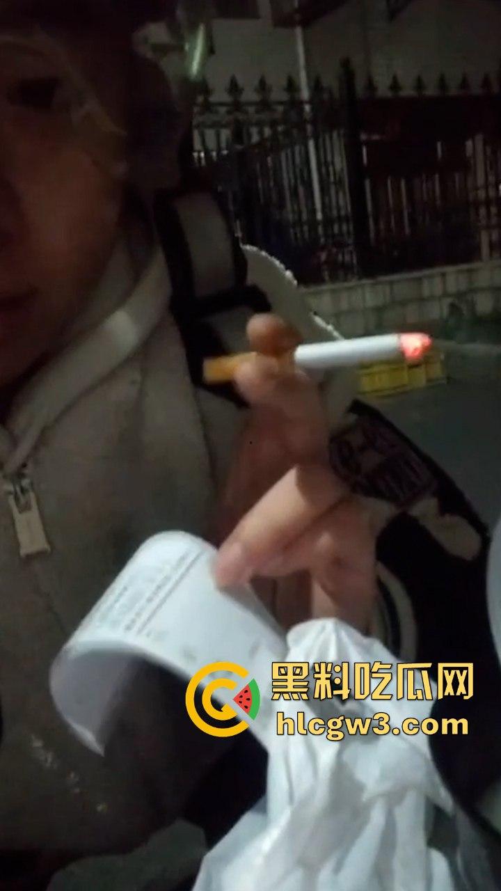 看完这个你还敢点外卖吗?美团外卖骑手丁子豪朝餐食里吐口水?平台:已永久限制接单-8