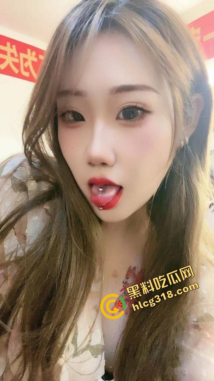 江苏理工大舌钉纹身女大生『宋婧妍』私密调教视频疯传,双手捆绑跪地持皮鞭,后入爆操深喉口交!-2