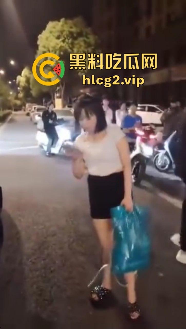 仙女病发作!街头撒泼自残还被嘲讽,出手打人踢飞自己,血压爆表的尴尬时刻!-1