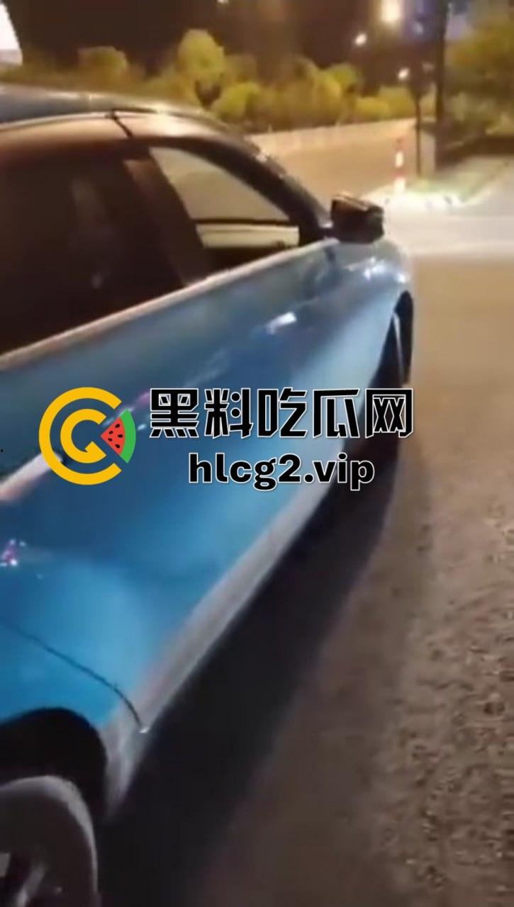 仙女病发作!街头撒泼自残还被嘲讽,出手打人踢飞自己,血压爆表的尴尬时刻!-2