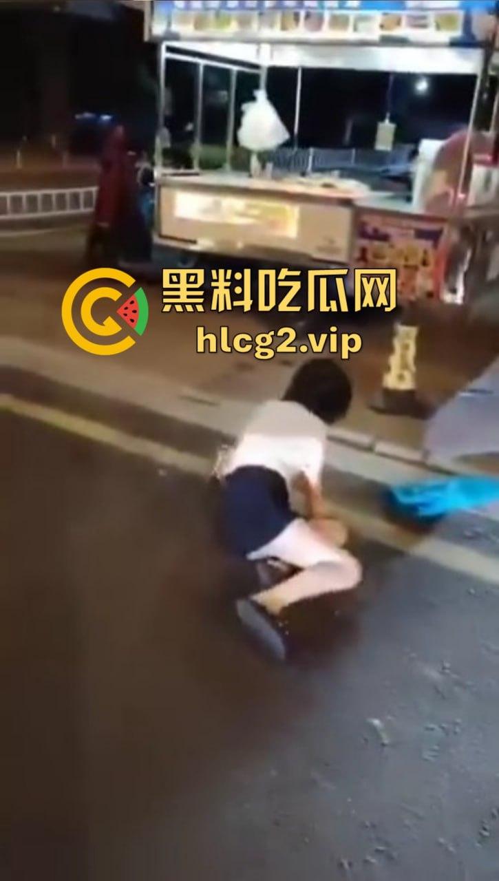 仙女病发作!街头撒泼自残还被嘲讽,出手打人踢飞自己,血压爆表的尴尬时刻!-3