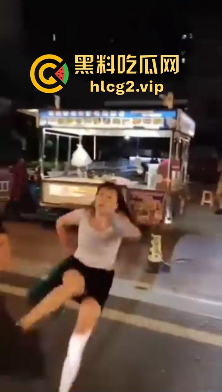 仙女病发作!街头撒泼自残还被嘲讽,出手打人踢飞自己,血压爆表的尴尬时刻!-4