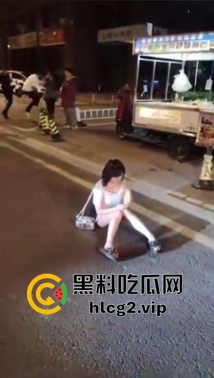 仙女病发作!街头撒泼自残还被嘲讽,出手打人踢飞自己,血压爆表的尴尬时刻!-6