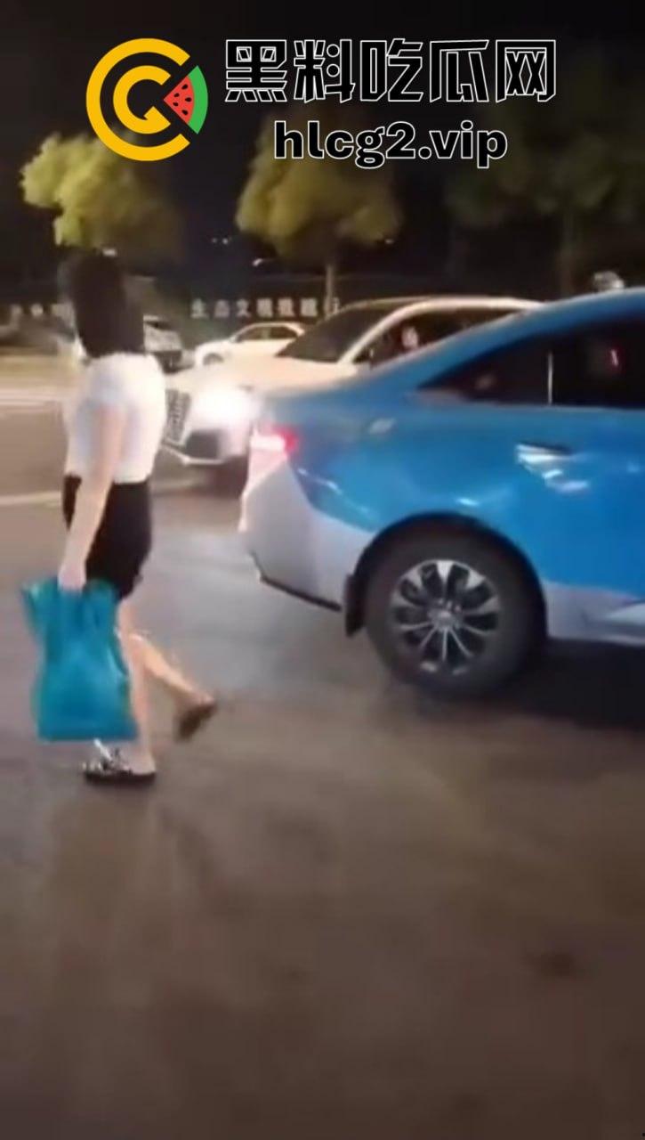 仙女病发作!街头撒泼自残还被嘲讽,出手打人踢飞自己,血压爆表的尴尬时刻!-7