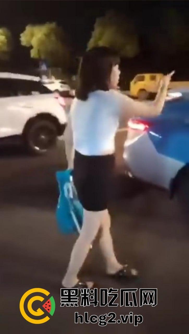 仙女病发作!街头撒泼自残还被嘲讽,出手打人踢飞自己,血压爆表的尴尬时刻!-8