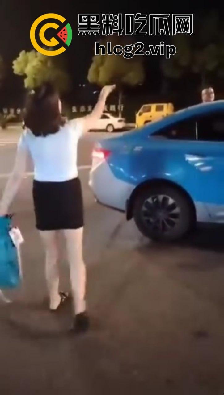 仙女病发作!街头撒泼自残还被嘲讽,出手打人踢飞自己,血压爆表的尴尬时刻!-10