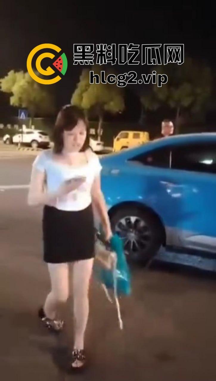 仙女病发作!街头撒泼自残还被嘲讽,出手打人踢飞自己,血压爆表的尴尬时刻!-11