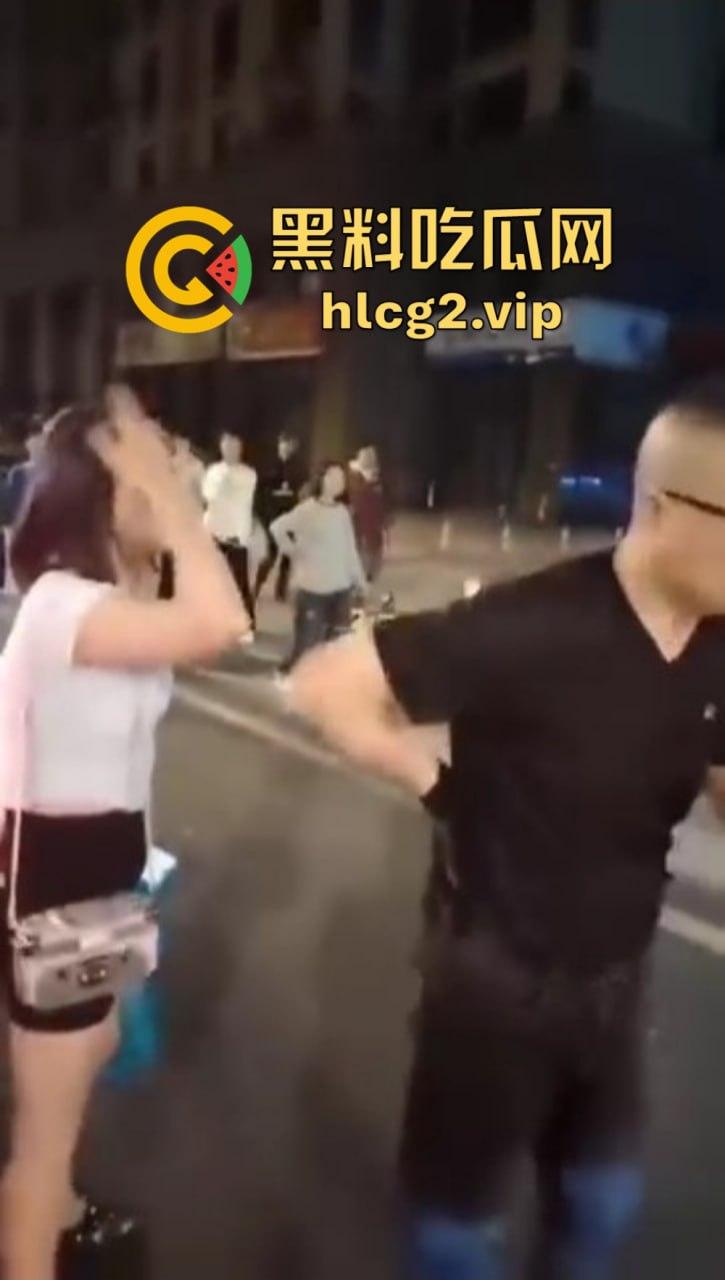 仙女病发作!街头撒泼自残还被嘲讽,出手打人踢飞自己,血压爆表的尴尬时刻!-12