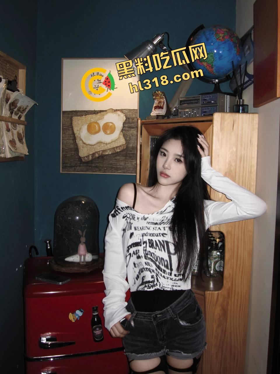 健身房光头大哥化身海鲜大师,深夜专场舔鲍如品刺身,身板硬朗手法老道,女学员都被他舔到腿软!-1