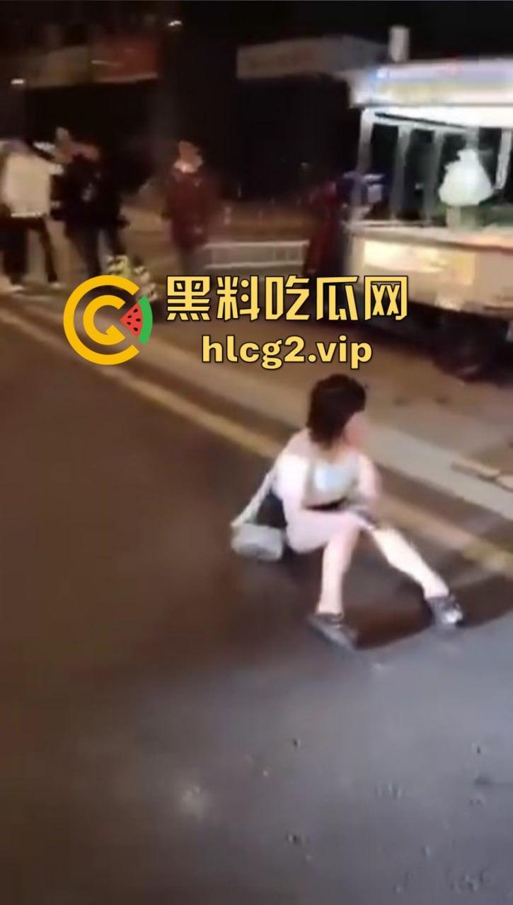 仙女病发作!街头撒泼自残还被嘲讽,出手打人踢飞自己,血压爆表的尴尬时刻!-13