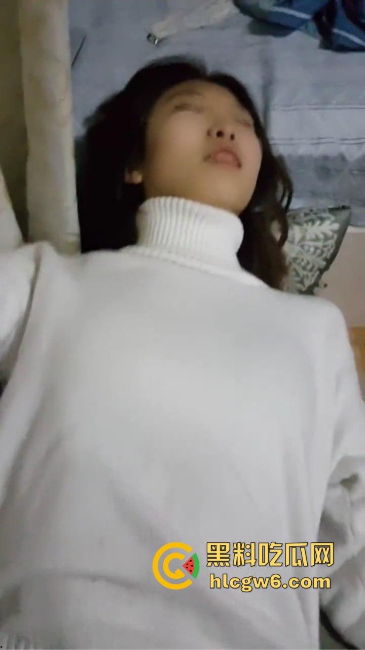 江苏南京初中教师【李婉如】跨年和男友视频通话,下面脱光被舔,全程骚到无法自控,年底断联前大家赶紧纪念一波!-8