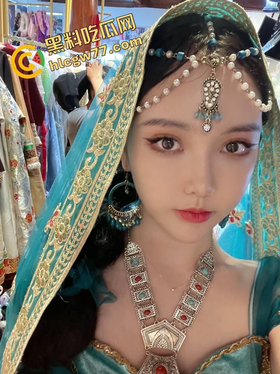 别看高中时装得纯,济南这【黄薇】私下骚得能申请国家级认证了,宿舍自拍都能剪出一部AV!-1