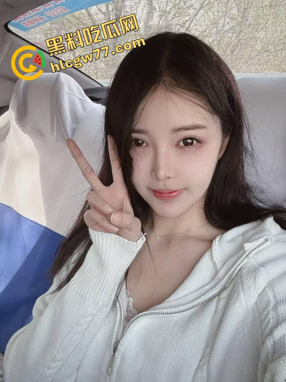 别看高中时装得纯,济南这【黄薇】私下骚得能申请国家级认证了,宿舍自拍都能剪出一部AV!-3