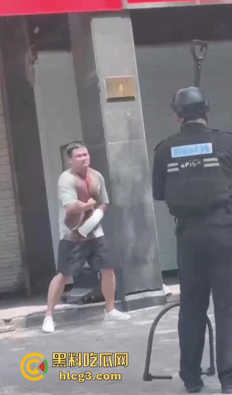 狠起来连自己都捅！浙江湖州市大街上连捅自己数刀 警方合力当场将其制服-2