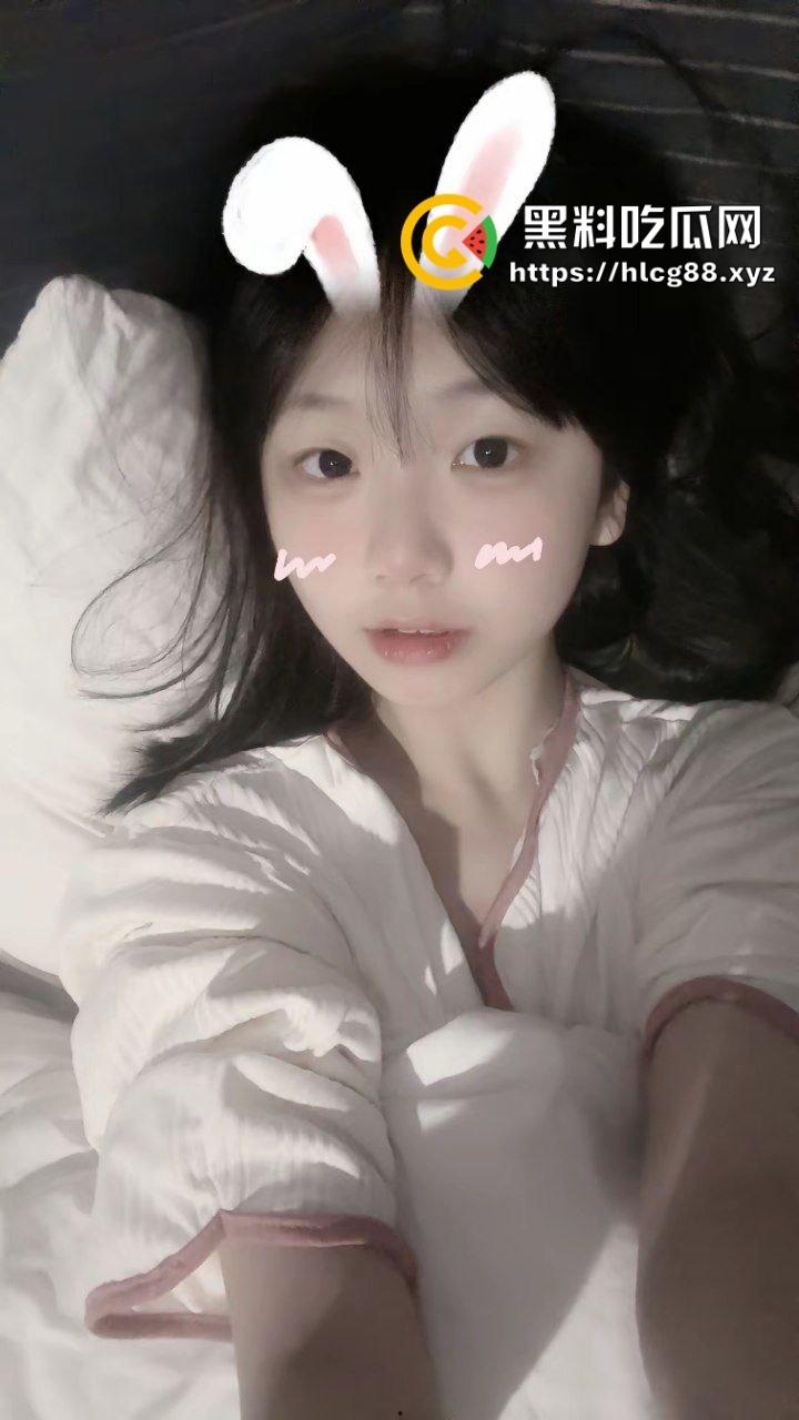 抖音清纯美艳反差婊女网红【我是小希】用骚逼女上位骑乘榨精大哥,怕被曝光还捂脸低头!-3