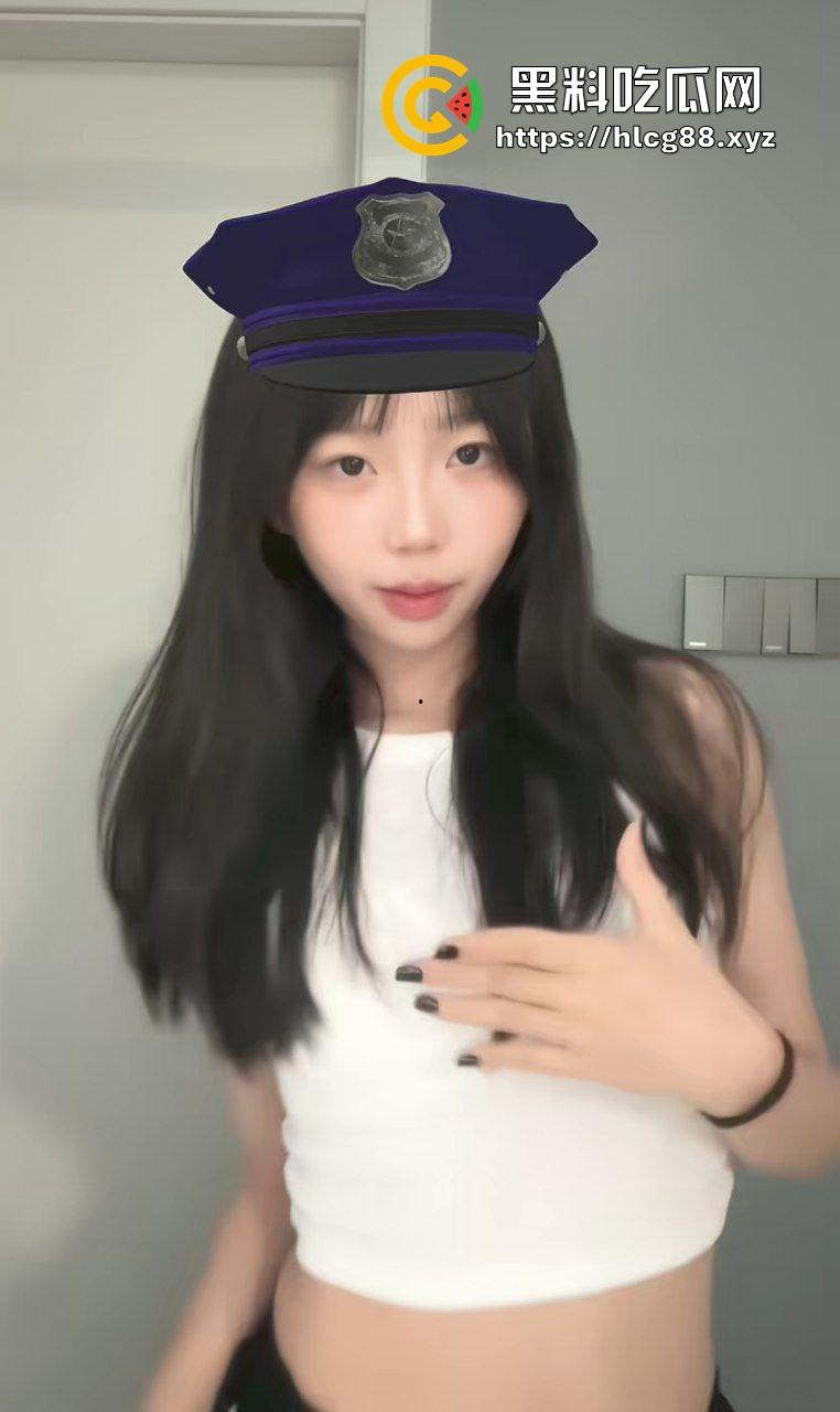 抖音清纯美艳反差婊女网红【我是小希】用骚逼女上位骑乘榨精大哥,怕被曝光还捂脸低头!-4