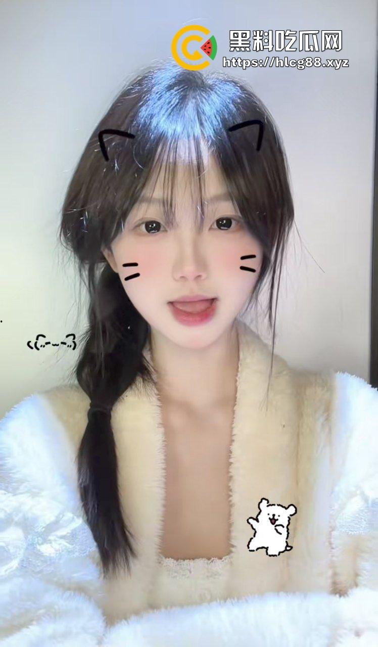 抖音清纯美艳反差婊女网红【我是小希】用骚逼女上位骑乘榨精大哥,怕被曝光还捂脸低头!-5