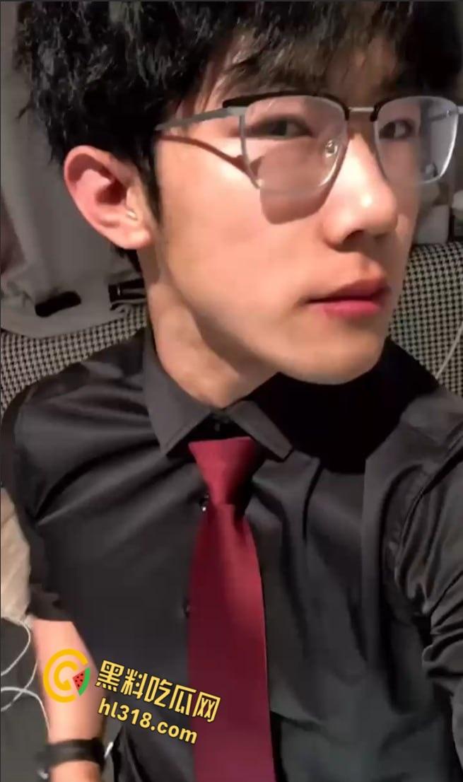 抖音肌肉猛男网红【友哥】，富婆定制撸管视频曝光，面对镜头带上标志性的墨镜，开始激情撸管 ！-3