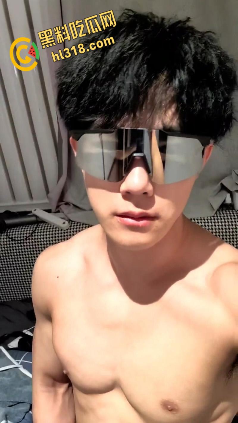抖音肌肉猛男网红【友哥】，富婆定制撸管视频曝光，面对镜头带上标志性的墨镜，开始激情撸管 ！-4