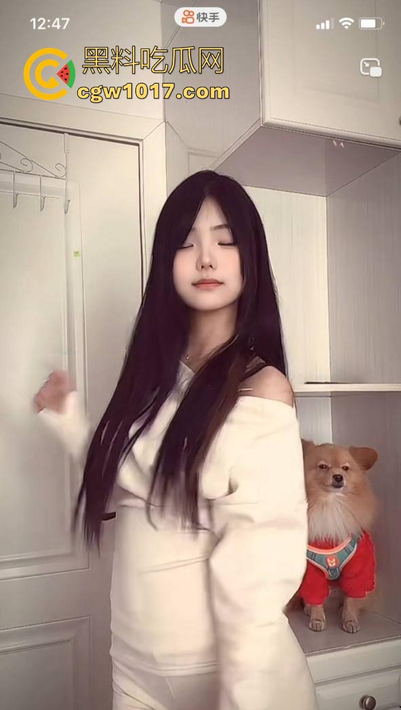 快手可爱网红【酱酱】榜一福利私拍流出，重金下的骚逼模样，吊带白丝紧裹美腿，扭腰摆臀骚舞，很诱惑！-7