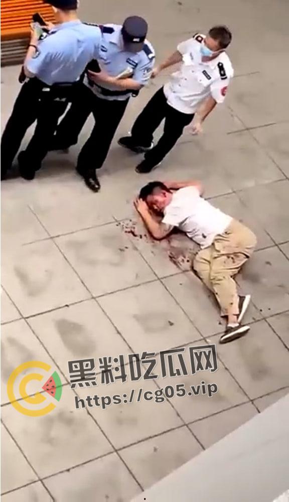 湖南25岁男网聊初中生并与其开房 被女孩父母抓到差点打死 被警擦组织 现场血腥画面曝光-5