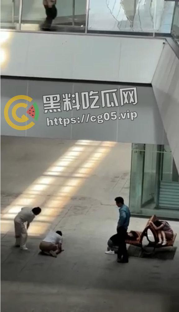 湖南25岁男网聊初中生并与其开房 被女孩父母抓到差点打死 被警擦组织 现场血腥画面曝光-6