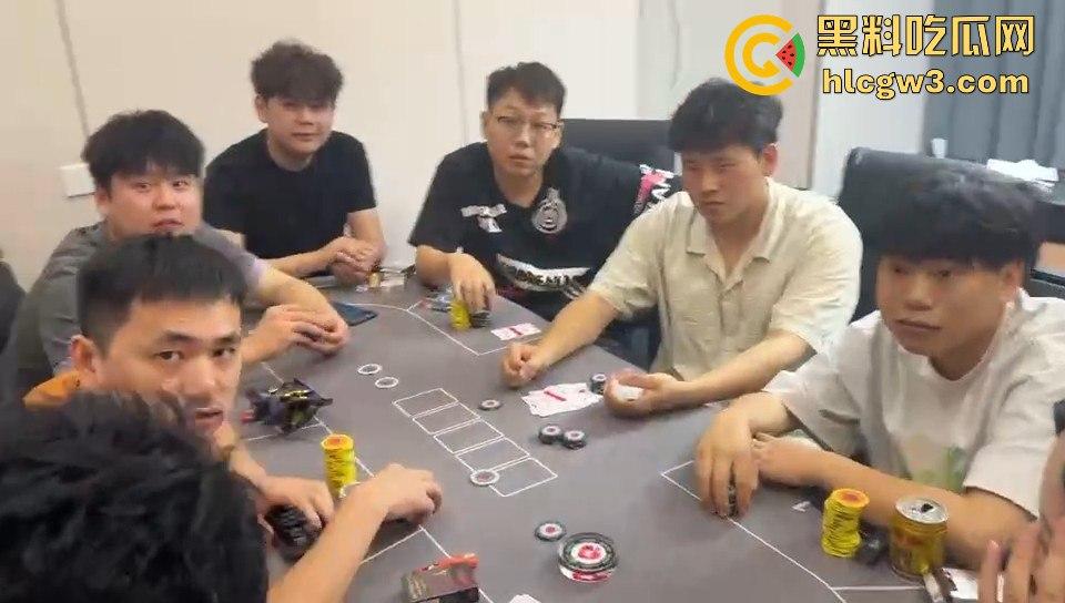 这是出老千还是欠债不还?精神小伙赌博场直接抄尼泊尔军刀棒球棍,暴力出手太狠了!-1