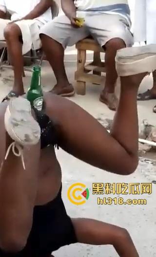 骚狂黑妹绝活拉客,逼插啤酒瓶当街表演杂耍,插着倒立吞吐,这不比马戏好看,离谱至极!-2
