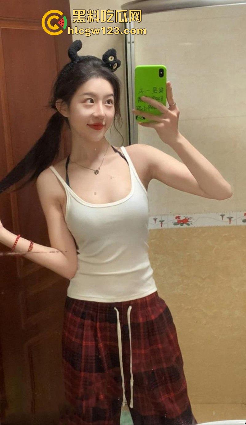 南京师范学院校花【刘微】性爱视频流出 绝美脸庞骚舞辣翻天 近距离掰逼展示对镜站立后入 这谁看了能顶得住啊！-4