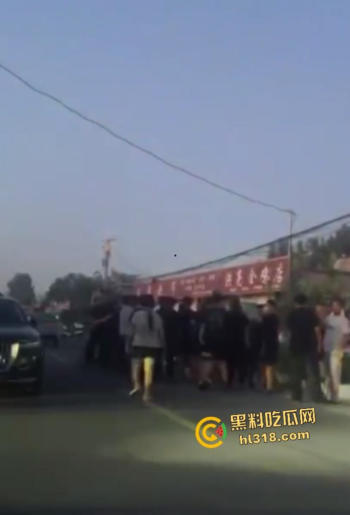 高一恶霸逼学生爷爷奶奶下跪磕头,孙子反击大骂,黑涩会加特林烟花狂喷,最后霸凌者被抓来跪地!-5